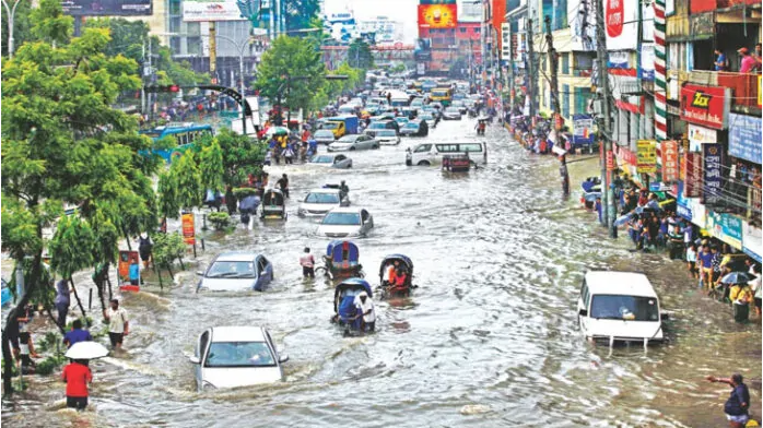 ড্রেনেজ ব্যবস্থাপনার ব্যর্থতায় ডুবছে নগরী, চরম দুর্ভোগে মানুষ