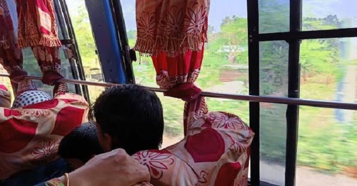 বিআরটিএর আদেশ কাগজেই, বাসের জানালা থেকে এখনো সরেনি ‘প্রাণঘাতী’ রড
